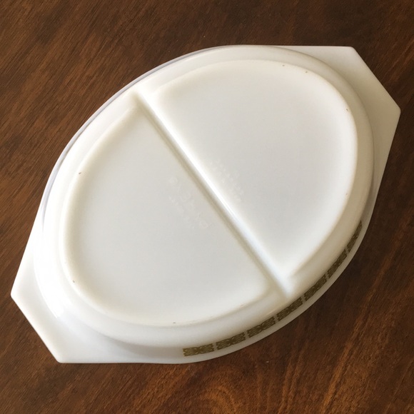 Vintage Pyrex 1.5 Qt. Divided Dish - Picture 8 of 16